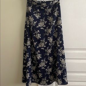 Flattering maxi skirt with a slit